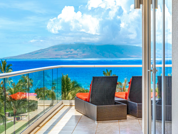 Gorgeous 6-Bedroom Retreat in Maui with Amazing Views